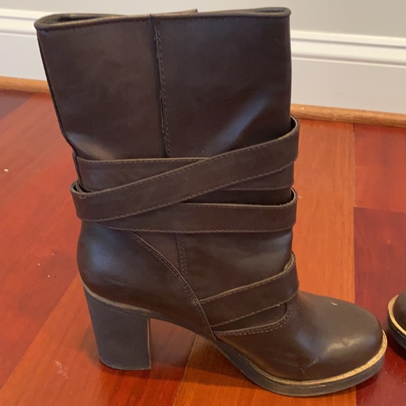 Nine West Heeled Brown boots with buckled detailing. Size 9M in Good Condition - Picture 5 of 7